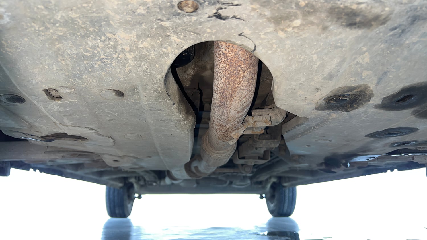 Used 2017 Mahindra KUV100 K6 6 STR Petrol Manual extra FRONT LEFT UNDERBODY VIEW