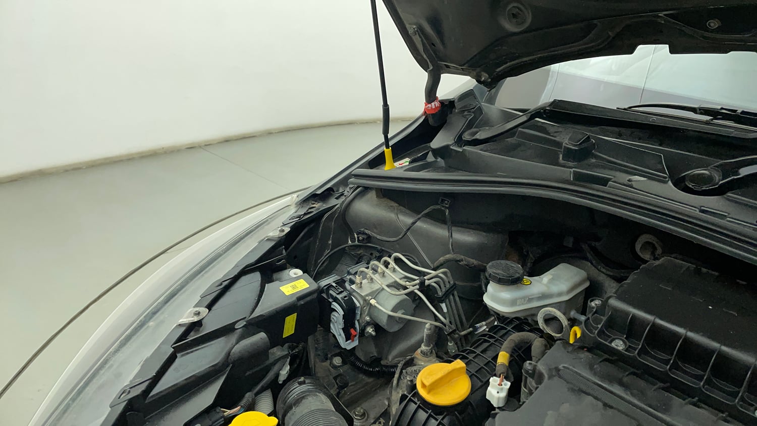 Used 2022 Tata Tiago XT (O) Petrol Manual engine ENGINE RIGHT SIDE HINGE & APRON VIEW