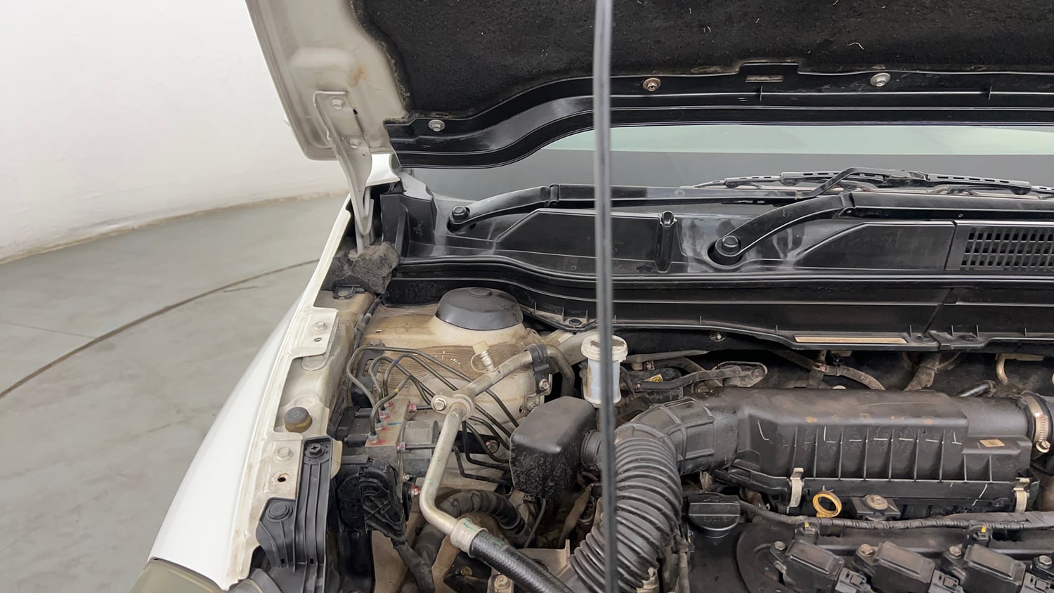 Used 2021 Maruti Suzuki S-Cross Alpha Petrol Manual engine ENGINE RIGHT SIDE HINGE & APRON VIEW