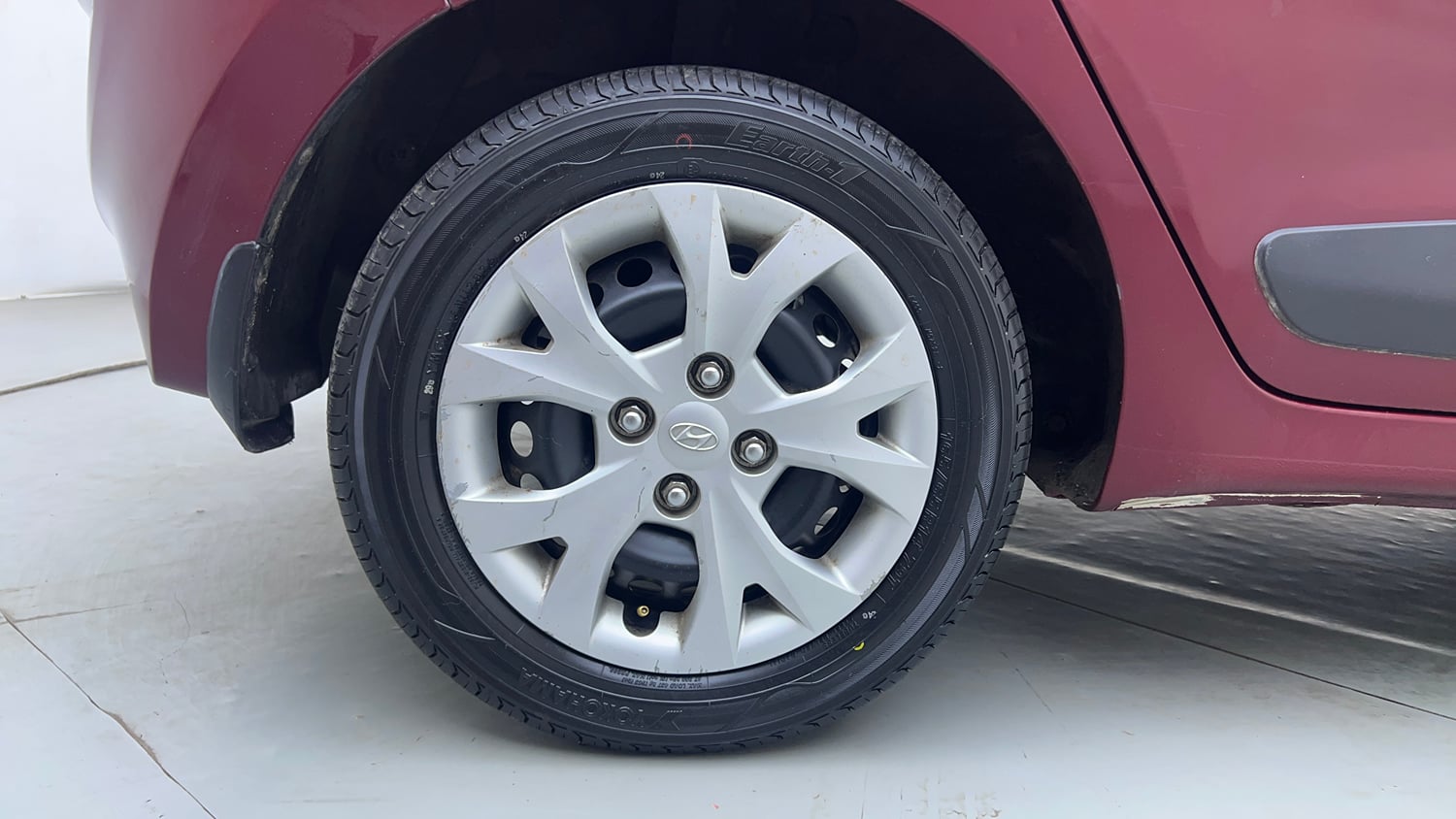 Used 2015 Hyundai Grand i10 Sportz 1.2 Kappa VTVT Petrol Manual tyres RIGHT REAR TYRE RIM VIEW