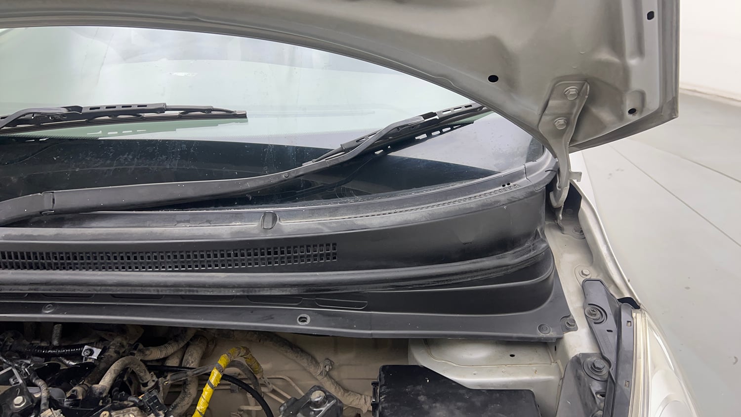 Used 2014 Hyundai i10 Sportz 1.1 iRDE2 Petrol Manual engine ENGINE LEFT SIDE HINGE & APRON VIEW