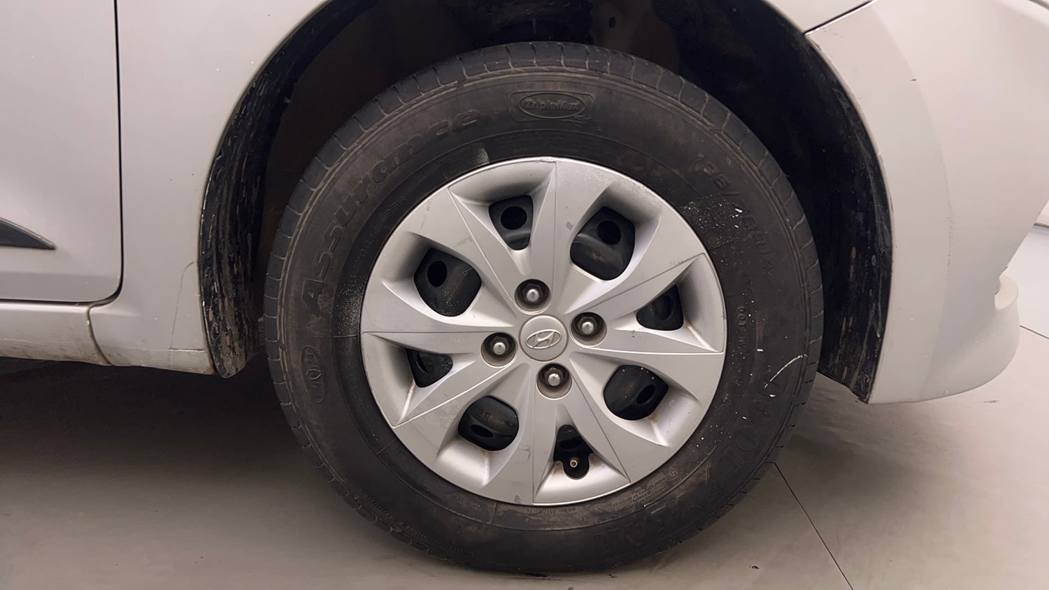 Used 2017 Hyundai Elite i20 Sportz 1.2 Petrol Manual tyres RIGHT FRONT TYRE RIM VIEW