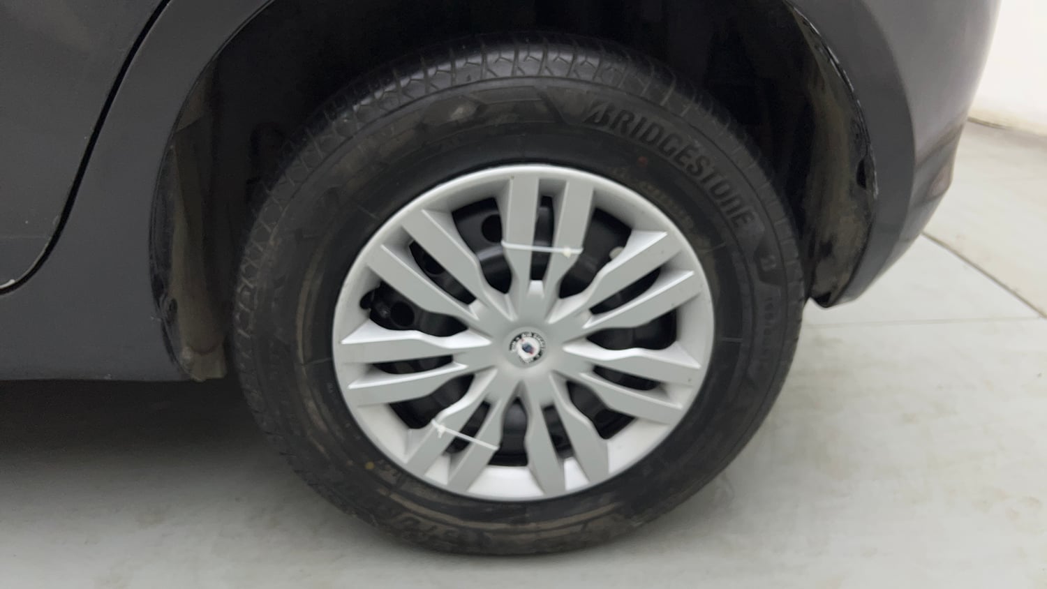 Used 2015 Maruti Suzuki Swift VXi Petrol Manual tyres LEFT REAR TYRE RIM VIEW