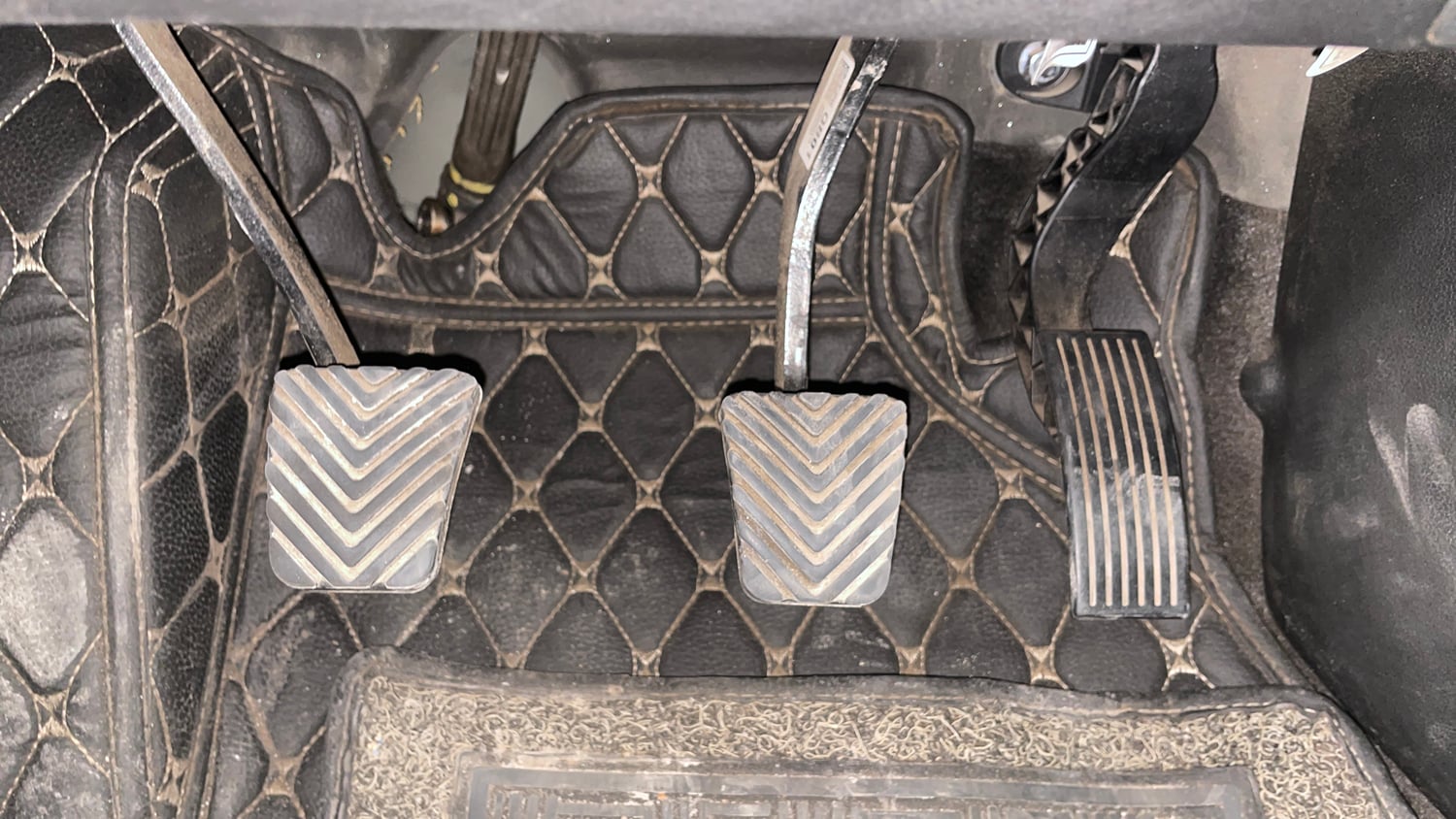 Used 2022 Hyundai Venue SX (O) 1.5 CRDi Executive Diesel Manual interior PEDALS VIEW