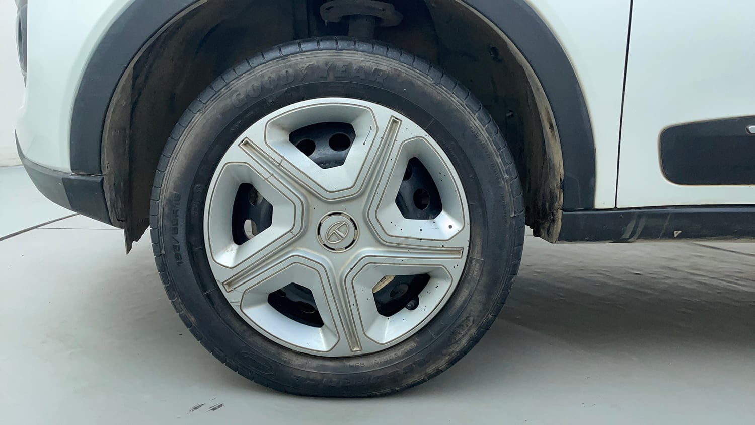 Used 2022 Tata Nexon XMA (S) Petrol Automatic tyres LEFT FRONT TYRE RIM VIEW