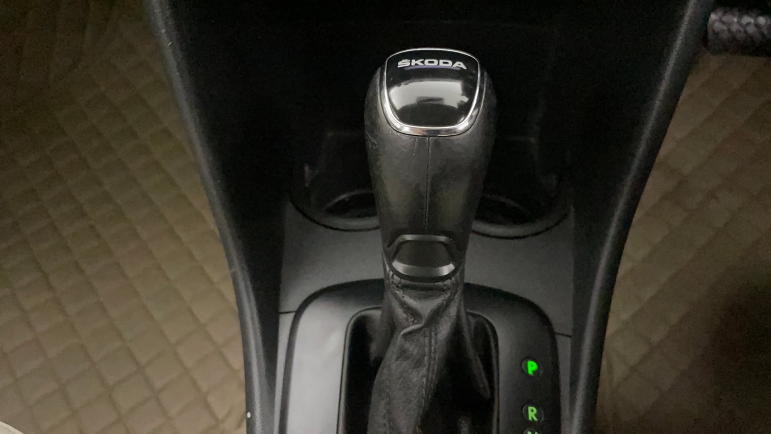 Used 2019 Skoda Rapid Ambition 1.6 MPI AT Petrol Automatic interior GEAR  KNOB VIEW