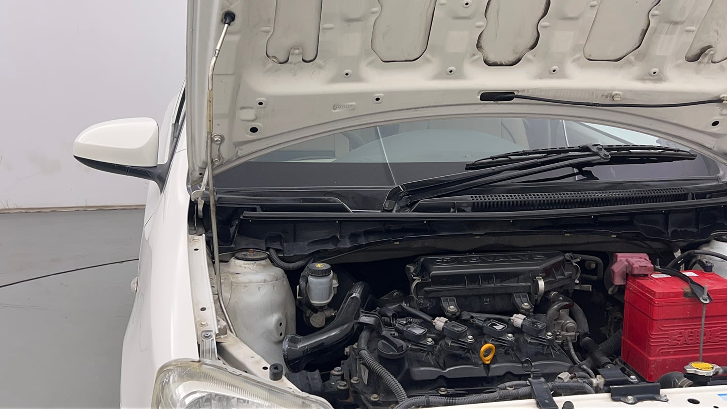 Used 2015 Toyota Etios Liva G Petrol Manual engine ENGINE RIGHT SIDE HINGE & APRON VIEW