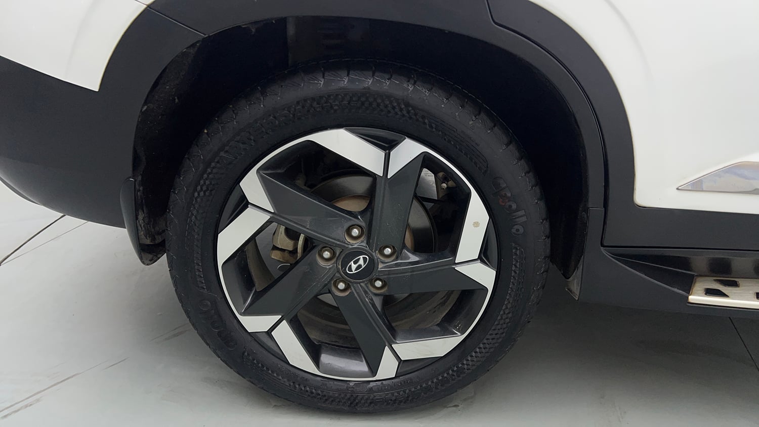 Used 2022 Hyundai Alcazar Signature (O) 6 STR 1.5 Diesel AT Diesel Automatic tyres RIGHT REAR TYRE RIM VIEW