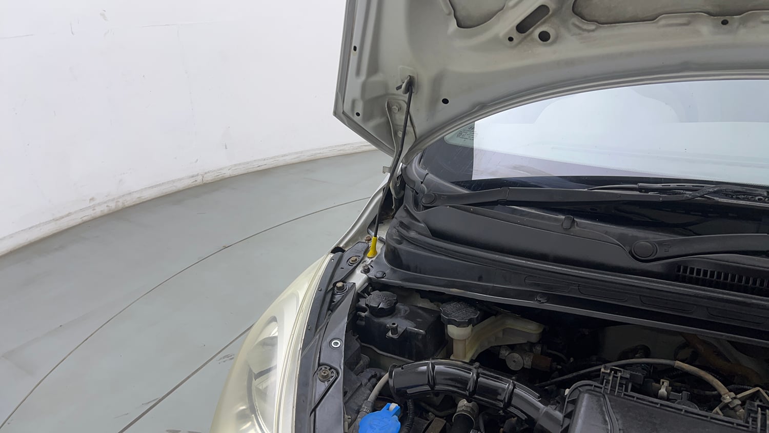 Used 2015 Hyundai i10 Magna 1.1 iRDE2 Petrol Manual engine ENGINE RIGHT SIDE HINGE & APRON VIEW