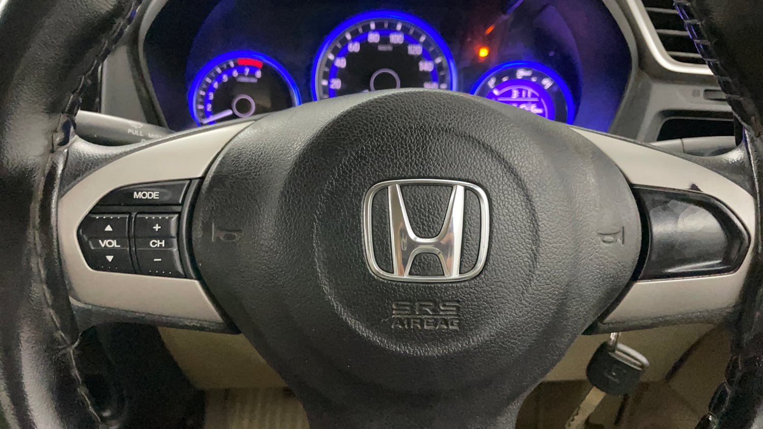 Used 2017 Honda Amaze 1.2 SX i-VTEC Petrol Manual top_features Steering mounted controls