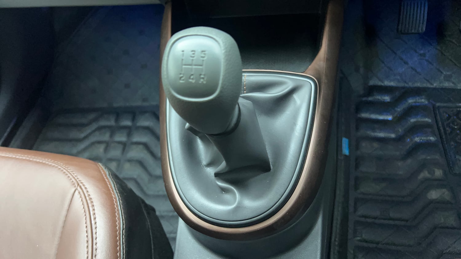 Used 2025 Hyundai Aura S 1.2 Petrol Petrol Manual interior GEAR  KNOB VIEW
