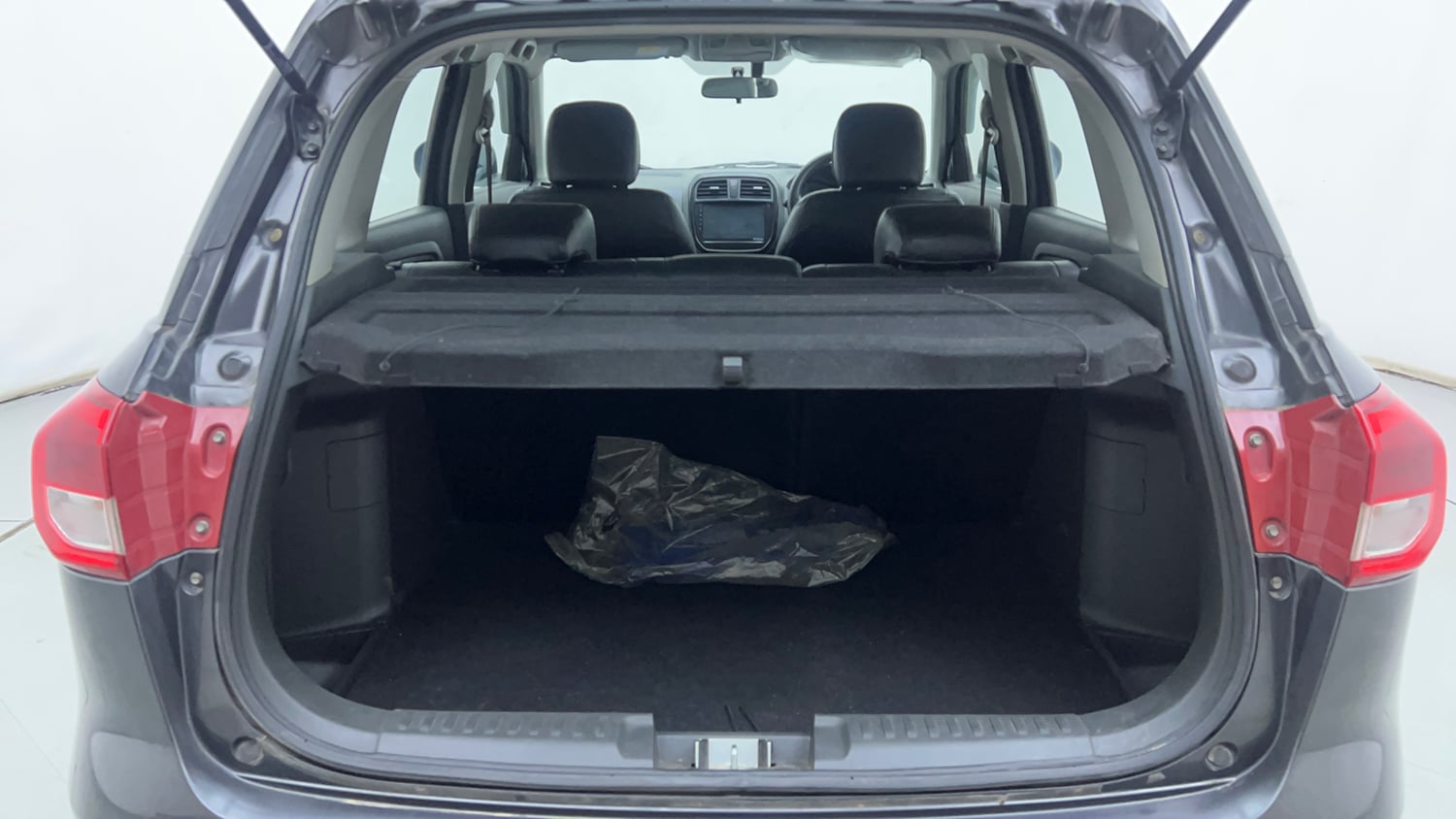 Used 2018 Maruti Suzuki Vitara Brezza [2016-2020] ZDi Plus Diesel Manual interior DICKY INSIDE VIEW
