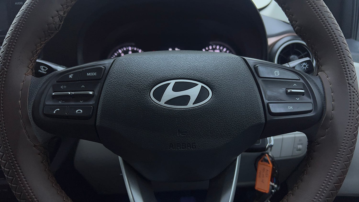 Used 2025 Hyundai Aura S 1.2 Petrol Petrol Manual top_features Steering mounted controls