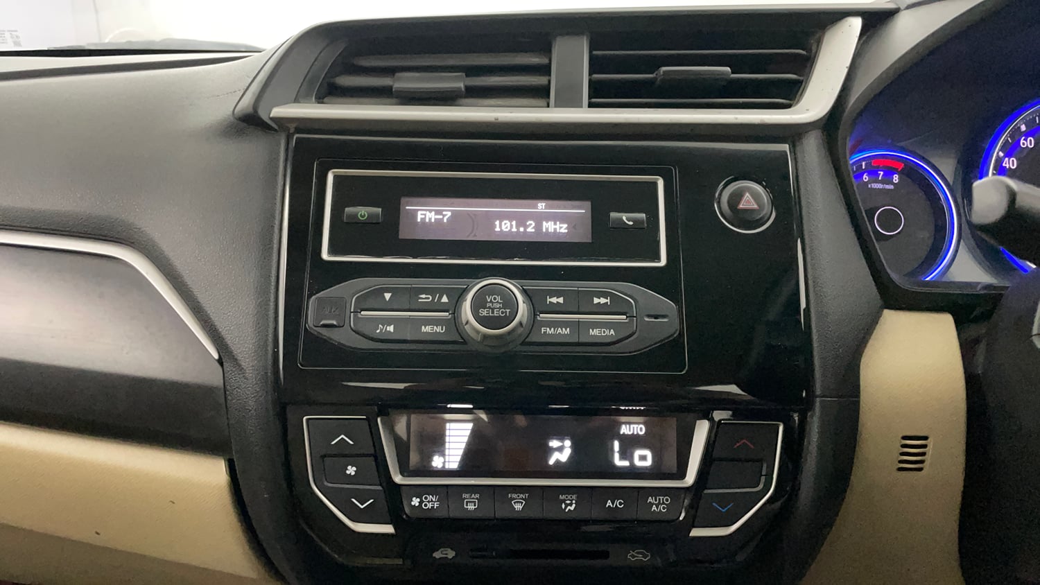 Used 2017 Honda Amaze 1.2 SX i-VTEC Petrol Manual top_features Integrated (in-dash) music system
