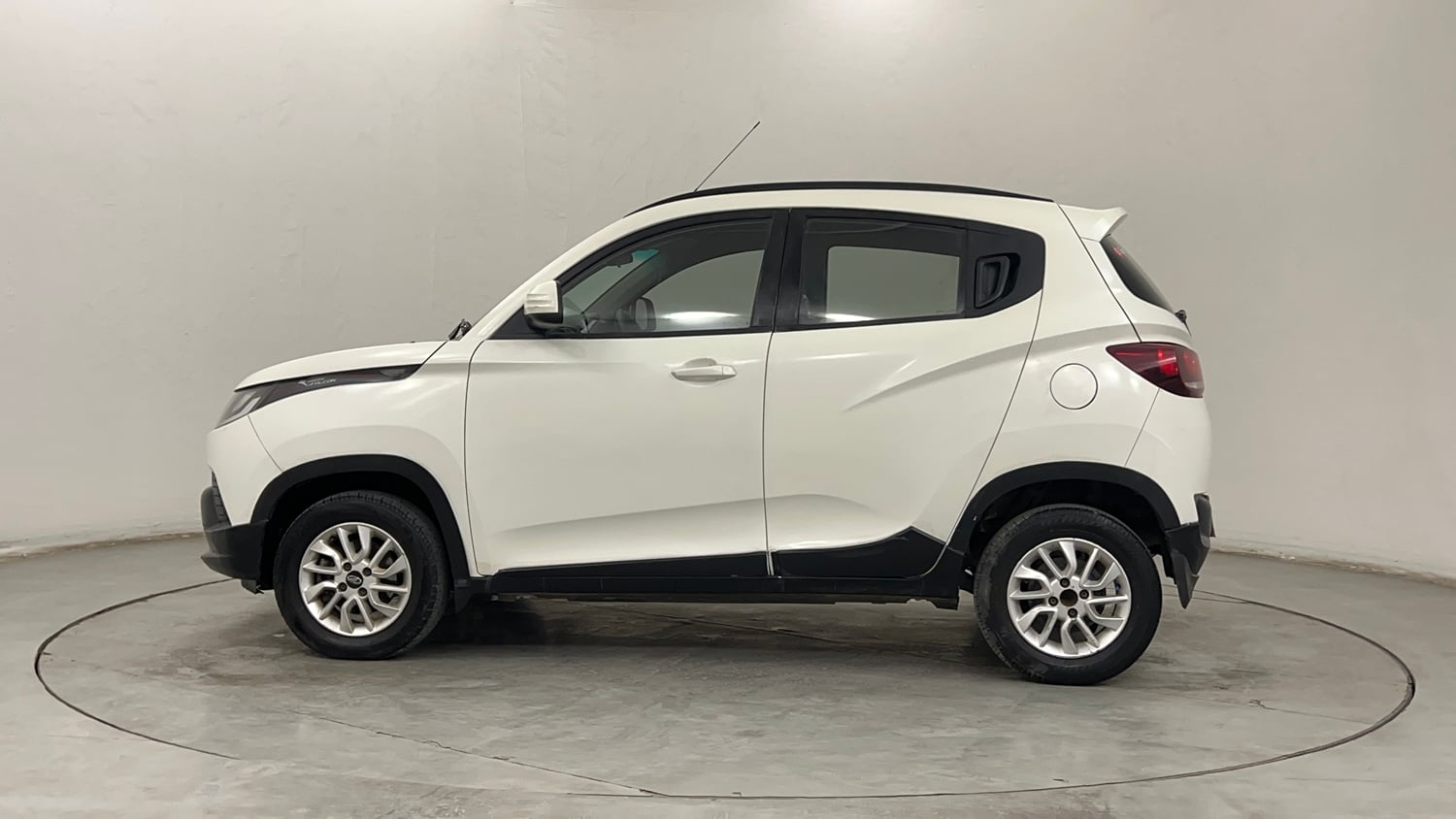 Used 2017 Mahindra KUV100 K6 D 6 STR Diesel Manual exterior LEFT SIDE VIEW