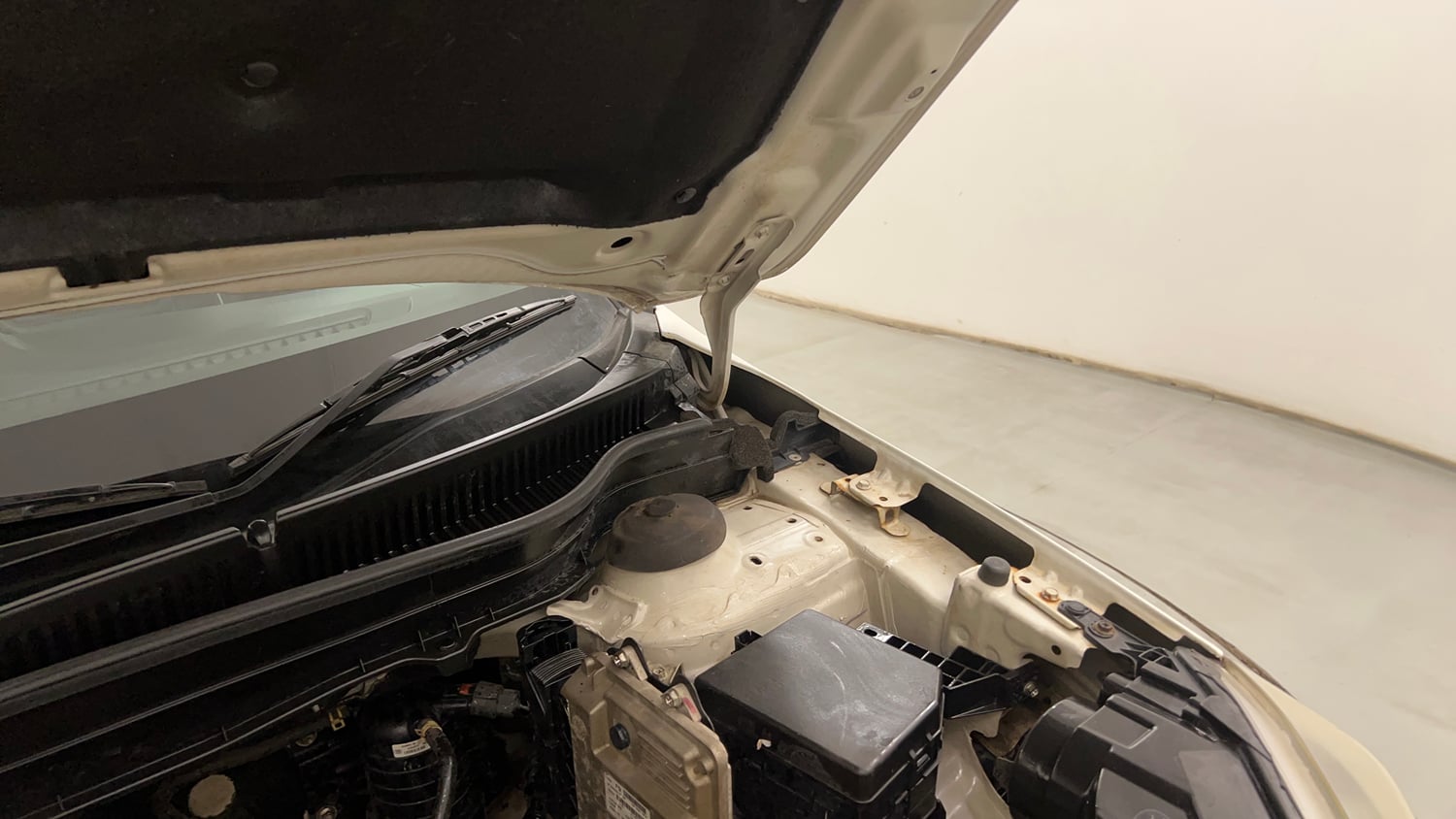 Used 2019 Maruti Suzuki Vitara Brezza [2016-2020] ZDi Plus Diesel Manual engine ENGINE LEFT SIDE HINGE & APRON VIEW