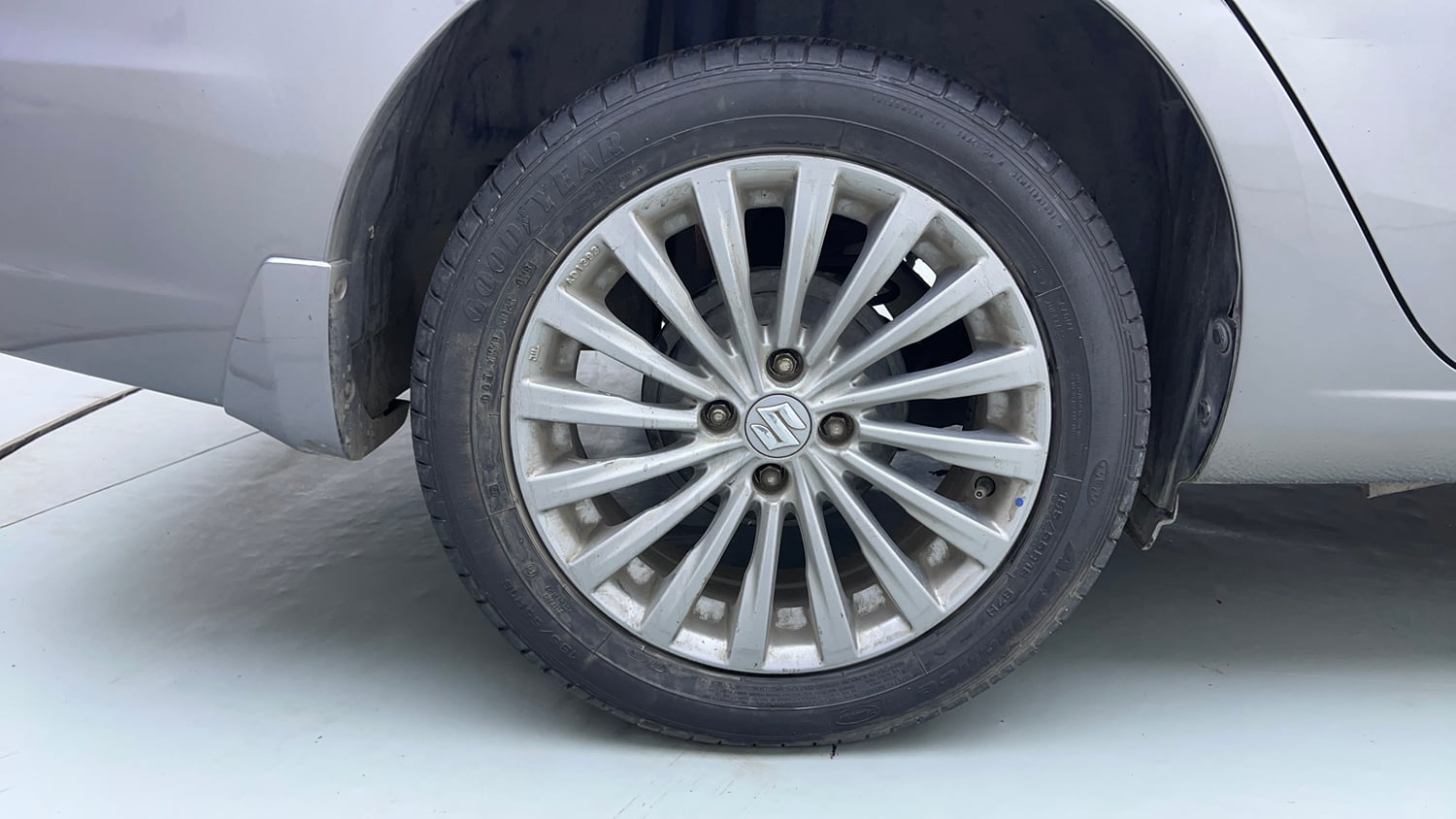 Used 2018 Maruti Suzuki Ciaz Alpha 1.4 AT Petrol Automatic tyres RIGHT REAR TYRE RIM VIEW