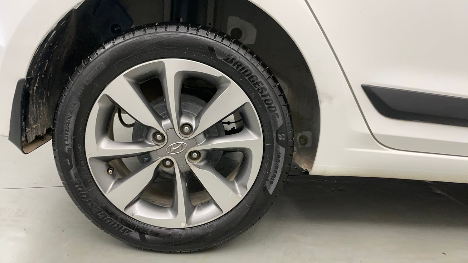 Used 2017 Hyundai Elite i20 Asta 1.2 (O) Petrol Manual tyres RIGHT REAR TYRE RIM VIEW