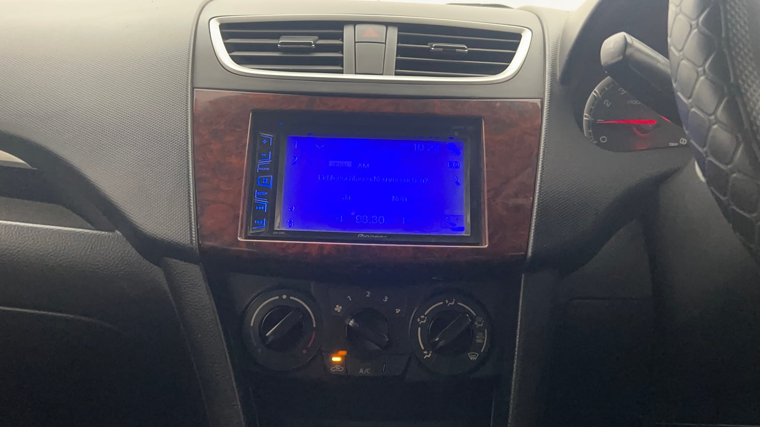 Used 2015 Maruti Suzuki Swift VXi Petrol Manual top_features Integrated (in-dash) music system
