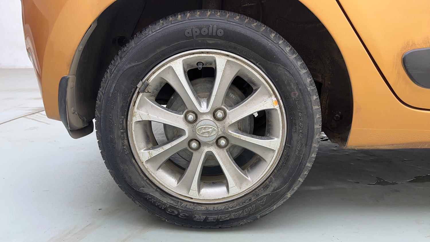 Used 2016 Hyundai Grand i10 Asta 1.2 Kappa VTVT Petrol Manual tyres RIGHT REAR TYRE RIM VIEW
