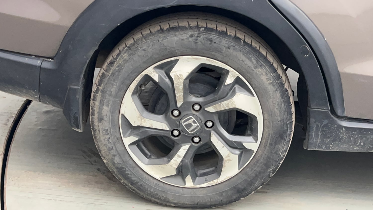 Used 2017 Honda BR-V V CVT Petrol Petrol Automatic tyres RIGHT REAR TYRE RIM VIEW