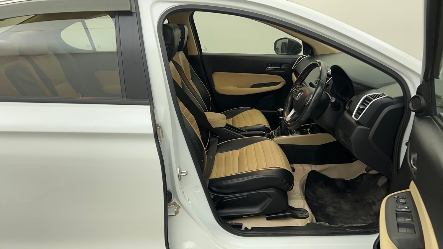 Used 2023 Honda City VX Petrol MT Petrol Manual interior RIGHT SIDE FRONT DOOR CABIN VIEW