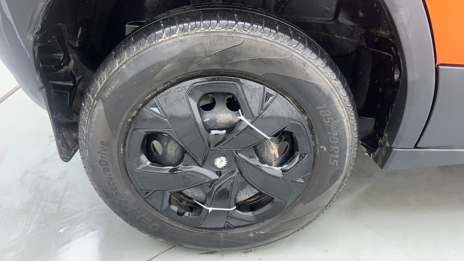 Used 2021 Tata Punch Adventure Rhythm Pack MT Petrol Manual tyres RIGHT REAR TYRE RIM VIEW