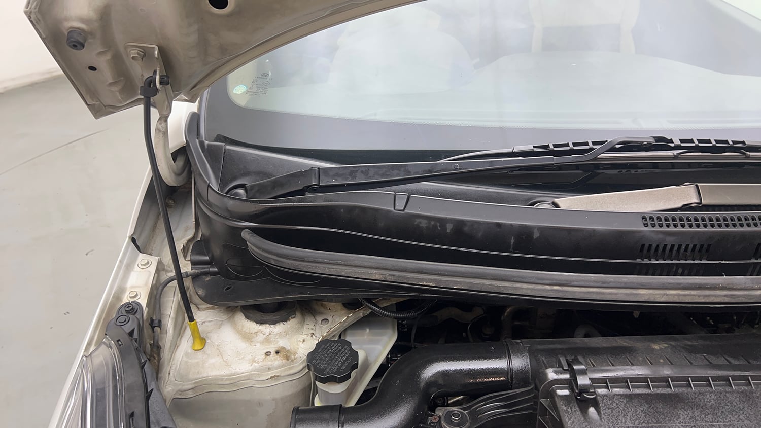 Used 2017 Hyundai Xcent S 1.1 CRDi Diesel Manual engine ENGINE RIGHT SIDE HINGE & APRON VIEW