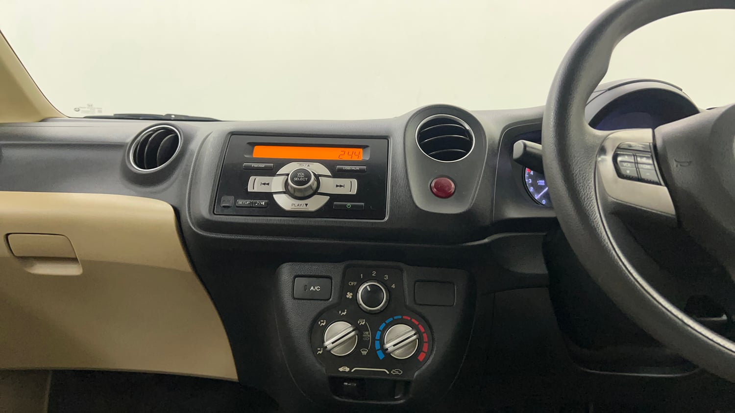 Used 2016 Honda Amaze 1.5 S i-DTEC Diesel Manual interior MUSIC SYSTEM & AC CONTROL VIEW