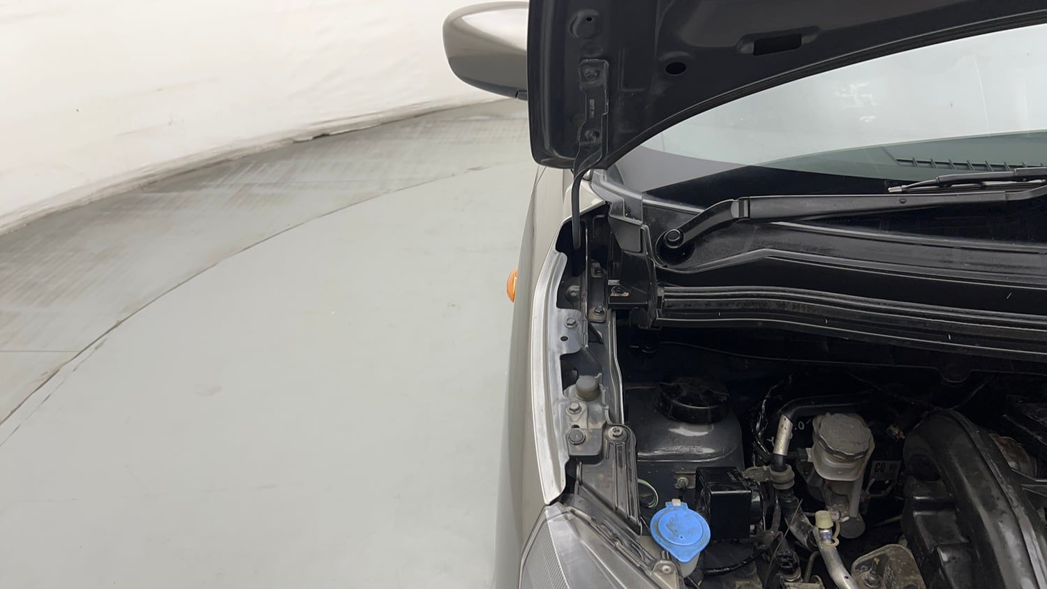 Used 2022 Maruti Suzuki Wagon R VXI 1.0 Petrol Manual engine ENGINE RIGHT SIDE HINGE & APRON VIEW