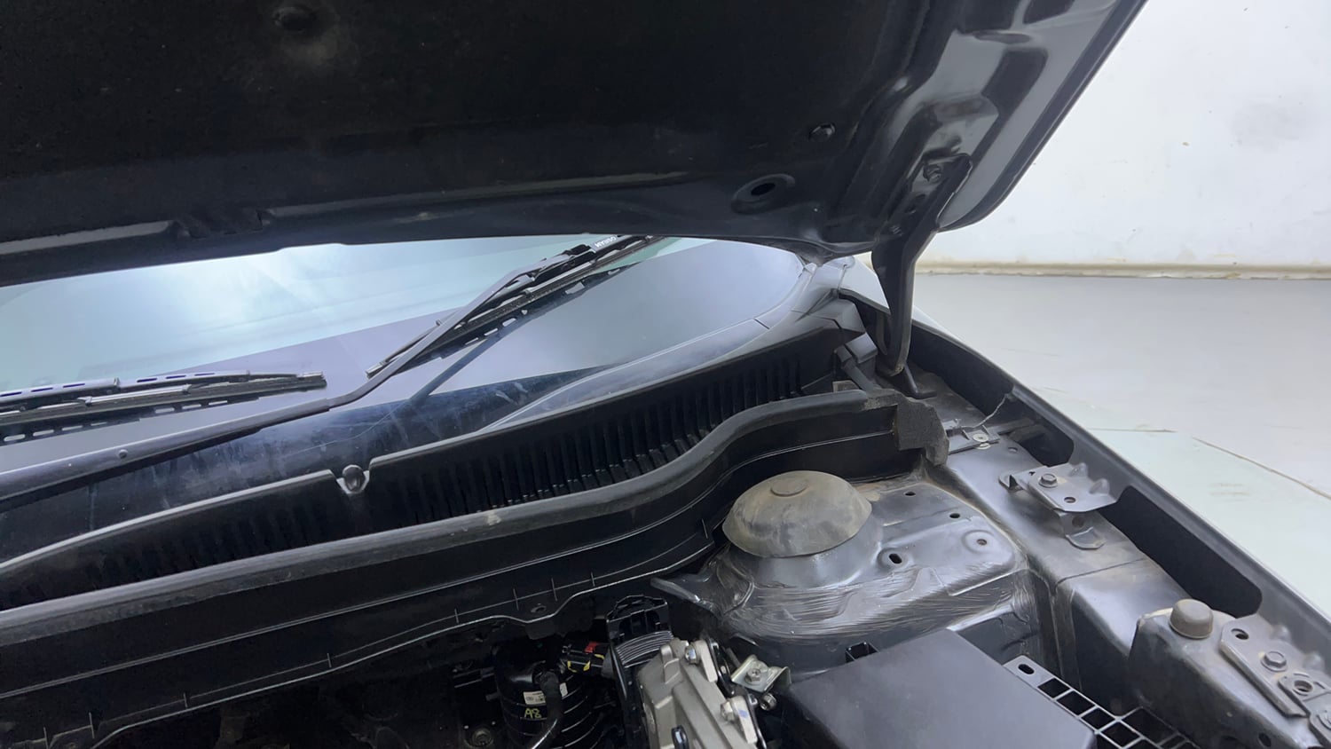 Used 2018 Maruti Suzuki Vitara Brezza [2016-2020] ZDi Plus Diesel Manual engine ENGINE LEFT SIDE HINGE & APRON VIEW