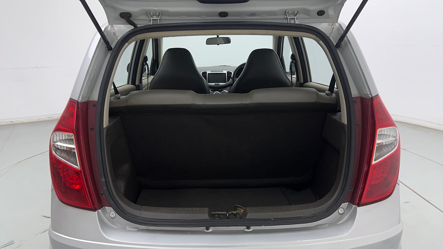 Used 2015 Hyundai i10 Magna 1.1 iRDE2 Petrol Manual interior DICKY INSIDE VIEW