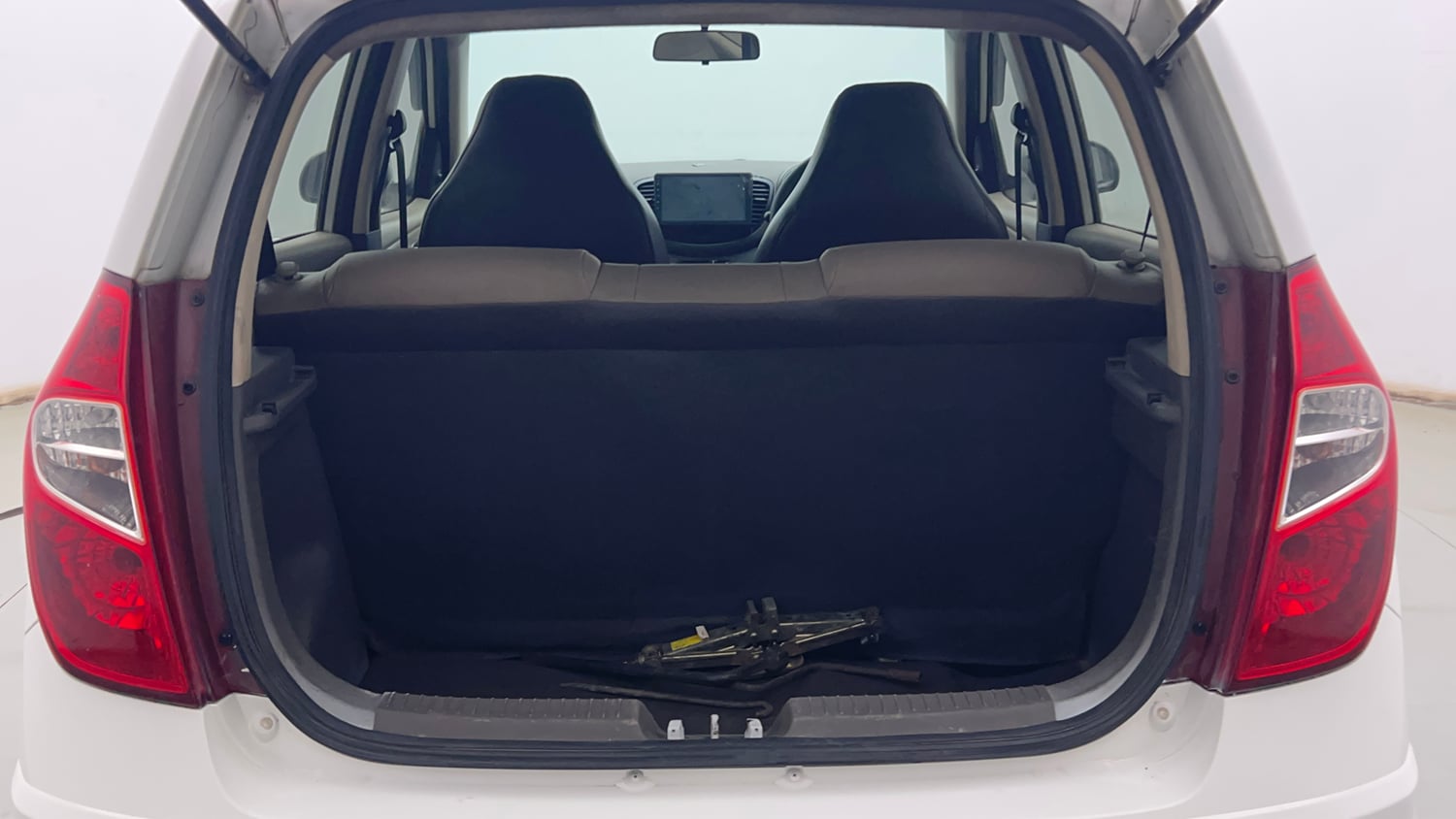 Used 2014 Hyundai i10 Sportz 1.1 iRDE2 Petrol Manual interior DICKY INSIDE VIEW