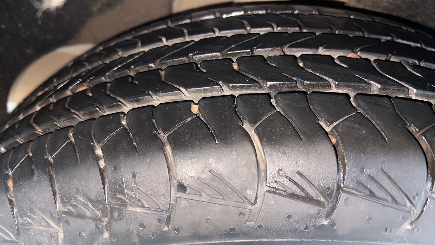 Used 2022 Hyundai Alcazar Signature (O) 6 STR 1.5 Diesel AT Diesel Automatic tyres RIGHT REAR TYRE TREAD VIEW