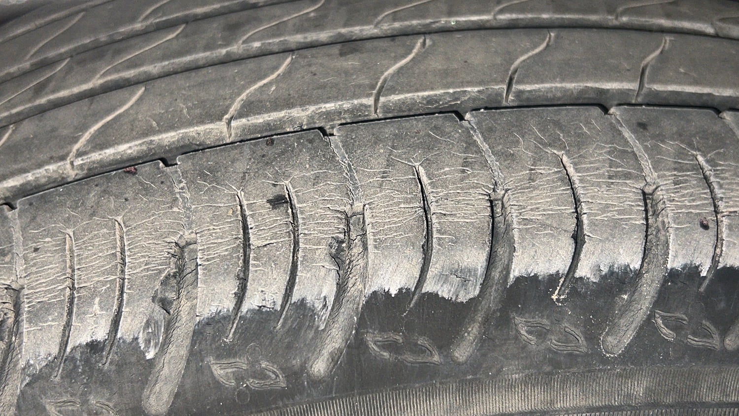 Used 2022 Maruti Suzuki XL6 Alpha Plus AT Petrol Petrol Automatic tyres RIGHT FRONT TYRE TREAD VIEW