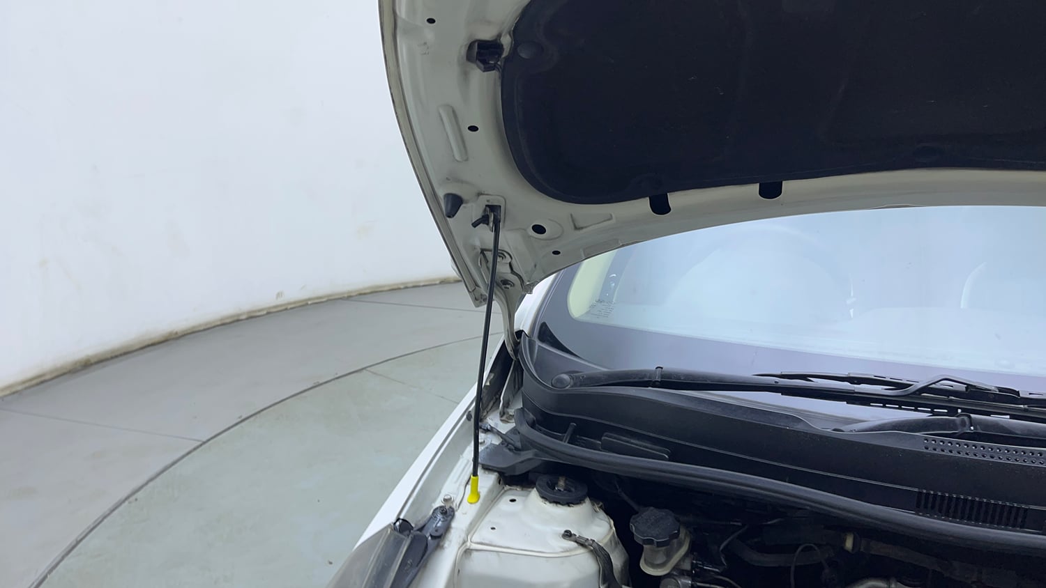 Used 2015 Hyundai Verna Fluidic 1.6 VTVT SX Petrol Manual engine ENGINE RIGHT SIDE HINGE & APRON VIEW