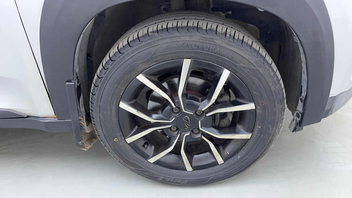 Used 2019 Mahindra KUV100 NXT K8 6 STR Dual Tone Petrol Manual tyres RIGHT FRONT TYRE RIM VIEW