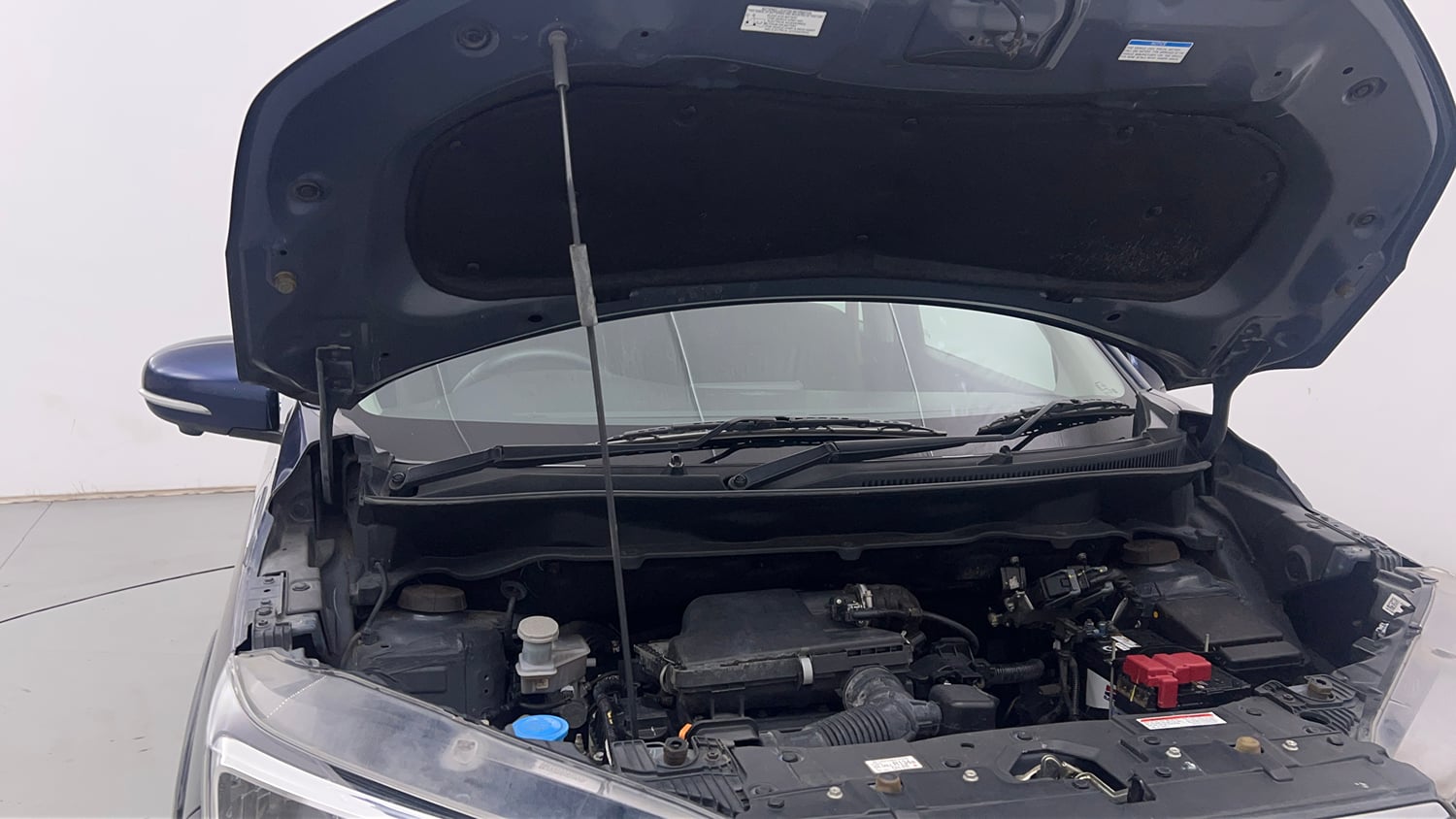 Used 2022 Maruti Suzuki XL6 Alpha Plus AT Petrol Petrol Automatic engine ENGINE RIGHT SIDE HINGE & APRON VIEW