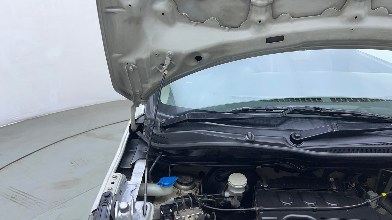 Used 2018 Maruti Suzuki Wagon R VXI+ (O) Petrol Manual engine ENGINE RIGHT SIDE HINGE & APRON VIEW