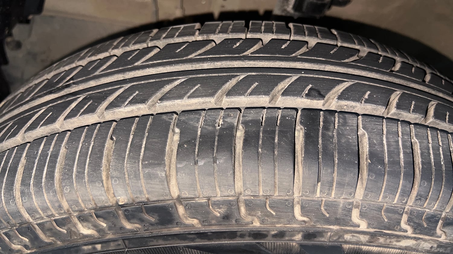Used 2015 Maruti Suzuki Swift VXi Petrol Manual tyres LEFT FRONT TYRE TREAD VIEW