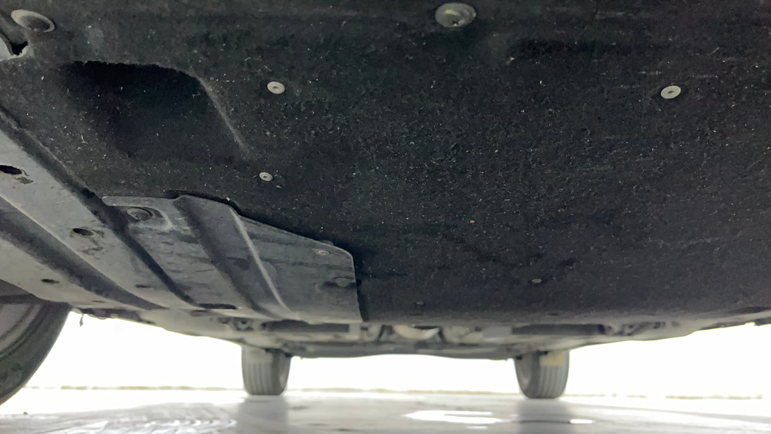 Used 2024 Toyota Glanza V Petrol Manual extra FRONT LEFT UNDERBODY VIEW