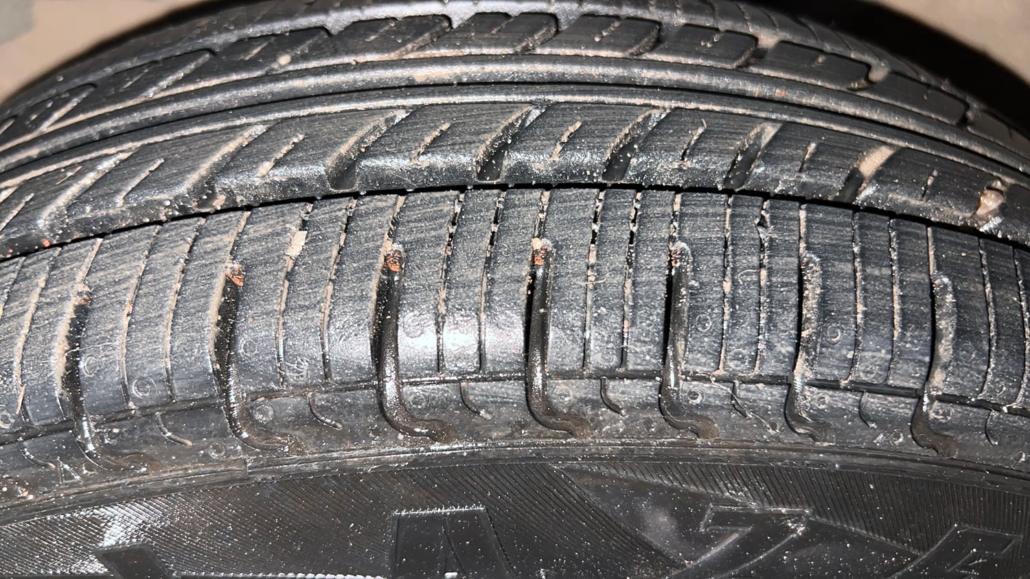 Used 2017 Renault Kwid 1.0 RXT AMT Petrol Automatic tyres LEFT FRONT TYRE TREAD VIEW