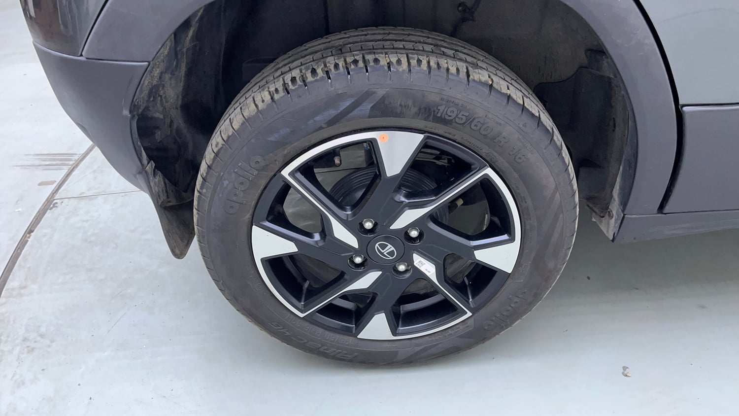 Used 2024 Tata Punch Creative Dual Tone AMT Petrol Automatic tyres RIGHT REAR TYRE RIM VIEW