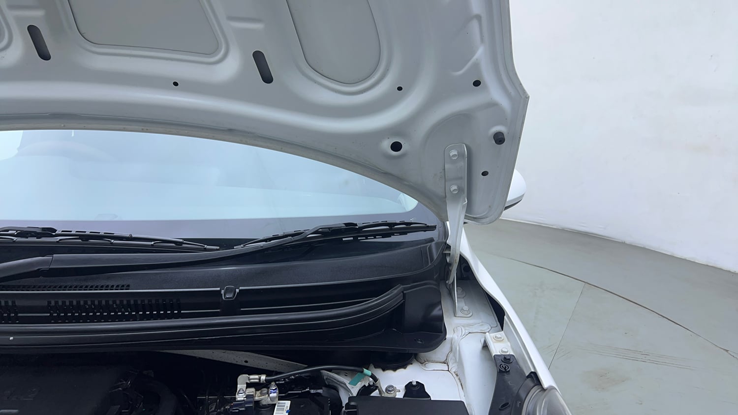 Used 2025 Hyundai Aura S 1.2 Petrol Petrol Manual engine ENGINE LEFT SIDE HINGE & APRON VIEW