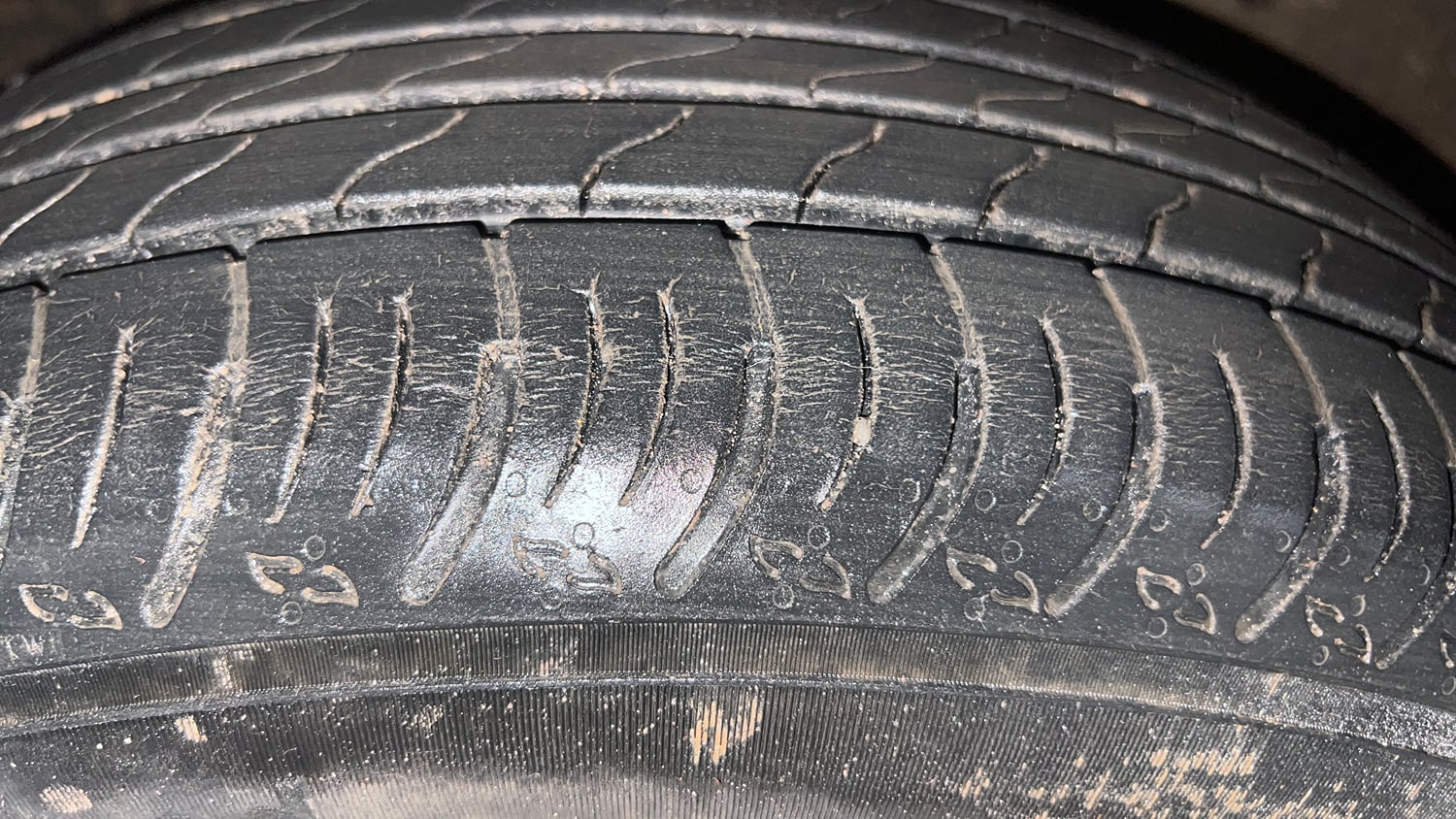 Used 2023 Maruti Suzuki XL6 Alpha MT Petrol Petrol Manual tyres LEFT FRONT TYRE TREAD VIEW
