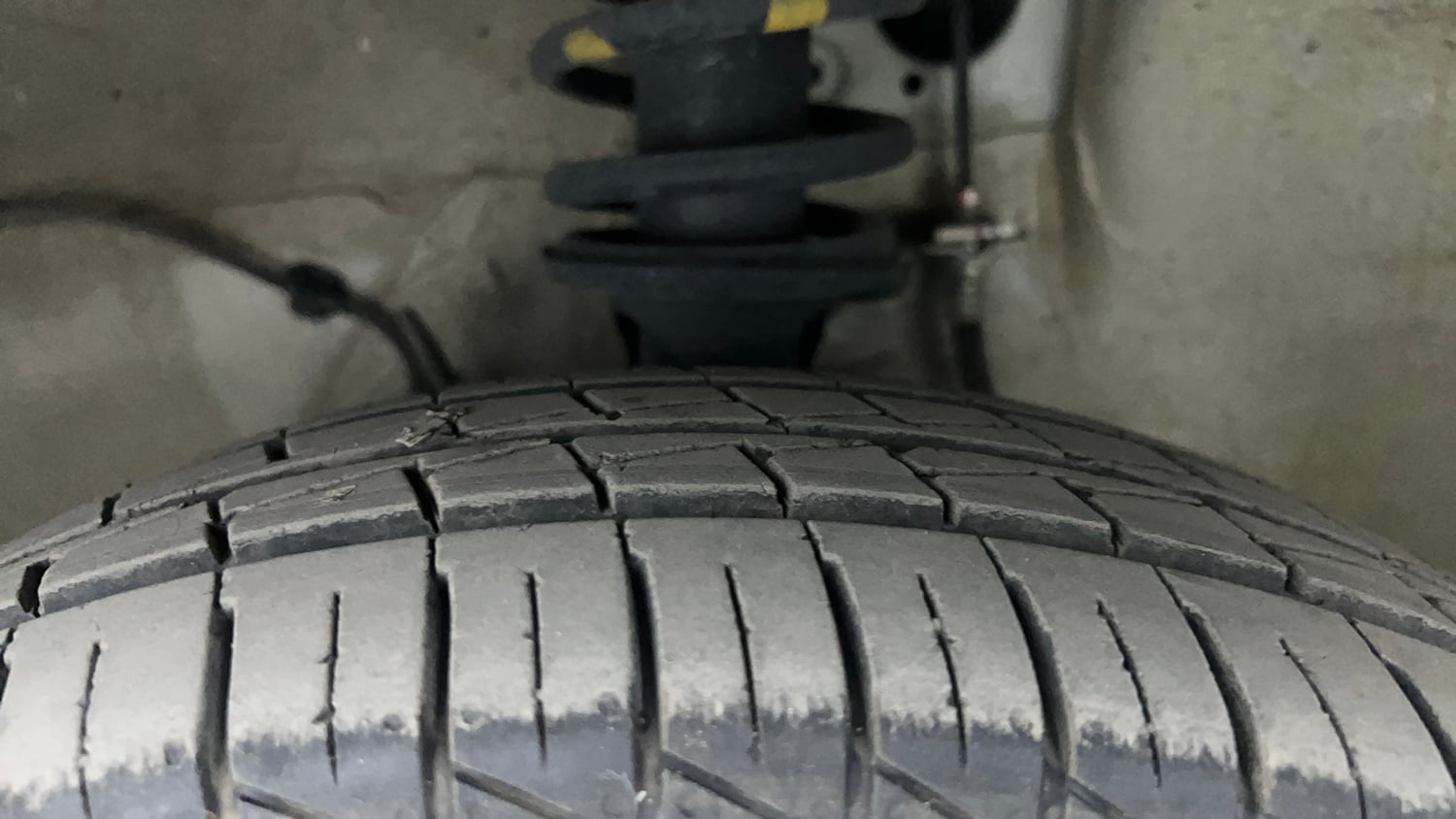 Used 2022 Maruti Suzuki Alto 800 VXi Petrol Manual tyres LEFT FRONT TYRE TREAD VIEW