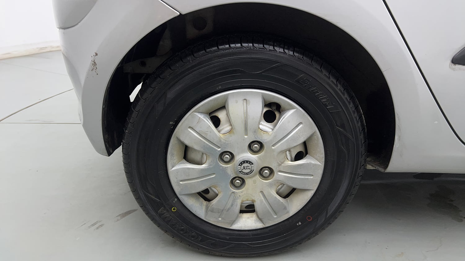 Used 2015 Hyundai i10 Magna 1.1 iRDE2 Petrol Manual tyres RIGHT REAR TYRE RIM VIEW