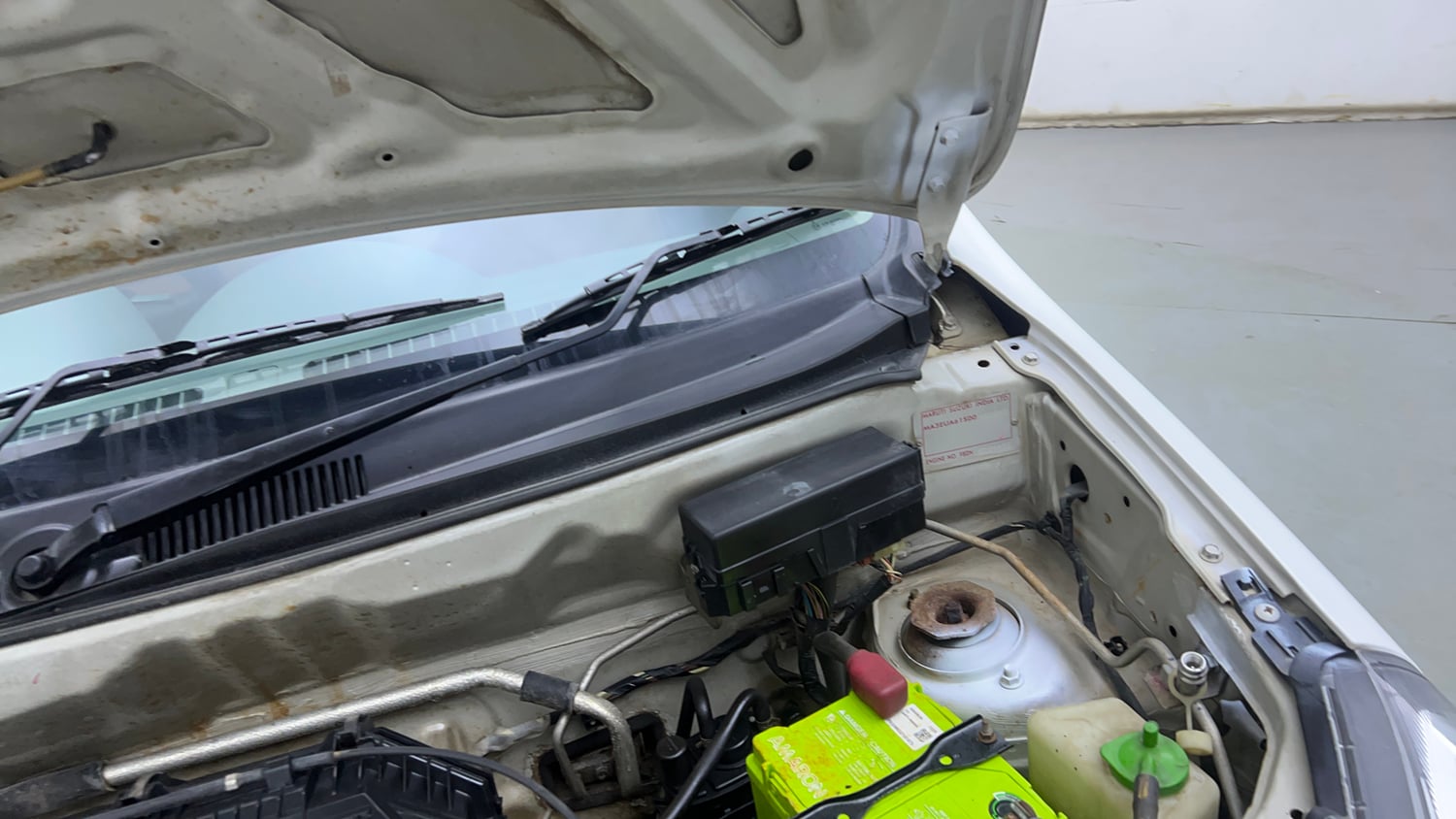 Used 2014 Maruti Suzuki Alto 800 Lxi Petrol Manual engine ENGINE LEFT SIDE HINGE & APRON VIEW