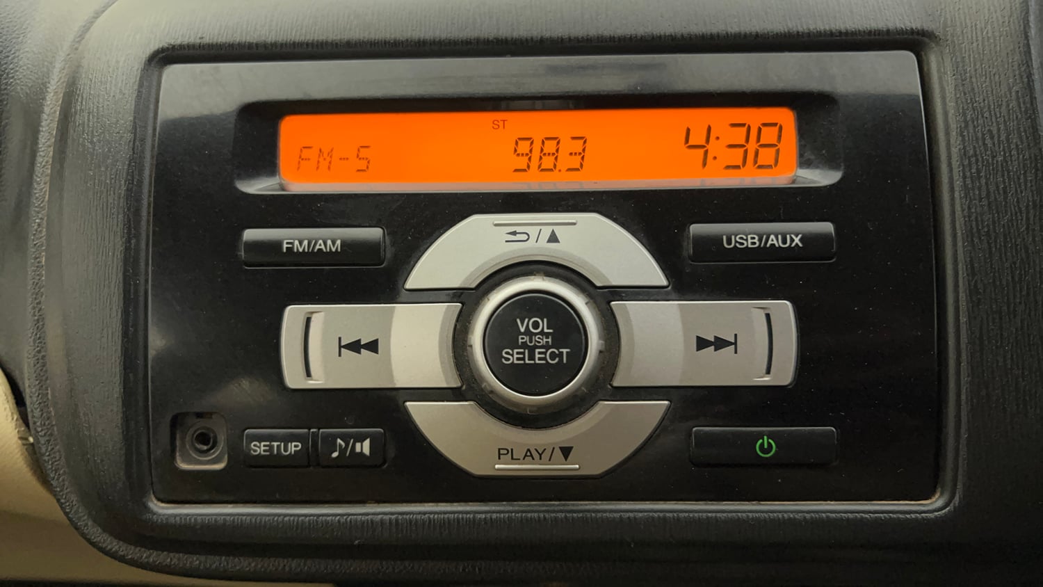 Used 2014 Honda Amaze 1.2 S i-VTEC Petrol Manual top_features Integrated (in-dash) music system