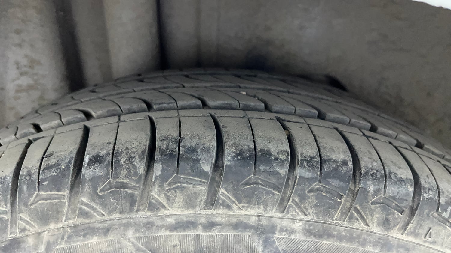 Used 2017 Ford Figo Aspire Titanium 1.2 Ti-VCT Petrol Manual tyres RIGHT REAR TYRE TREAD VIEW